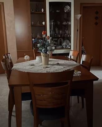 Parete, tavolo e sedie