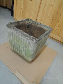 Fioriera rigata in calcestruzzo quadrata.