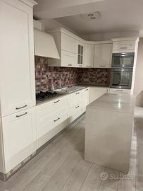 CUCINA NUOVA CON ISOLA E CREDENZA-