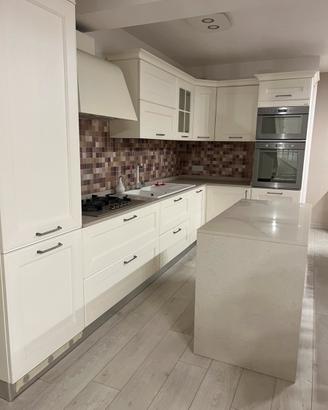 CUCINA NUOVA CON ISOLA E CREDENZA-