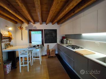 Bicamere travi a vista su due livelli ingresso ind