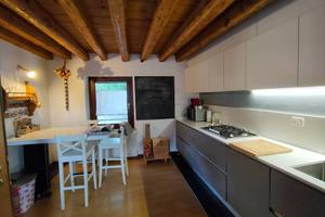 Bicamere travi a vista su due livelli ingresso ind