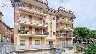 Quadrilocale con box a pochi passi dal centro di L