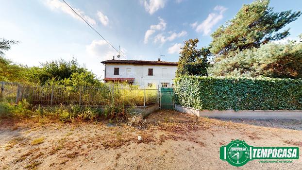 CASCINA SEMI INDIPENDENTE CON GIARDINO E TERRENO