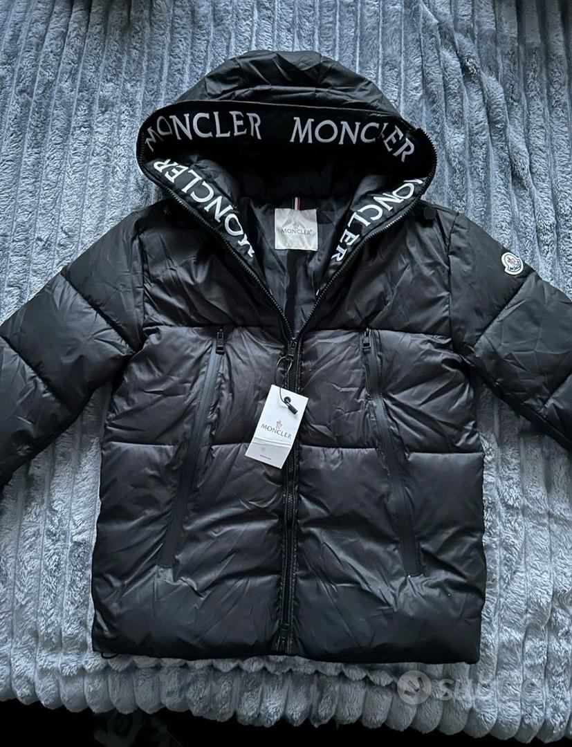 Piumino Nero Moncler con design trapuntato Abbigliamento e - Main Image