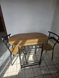 Tavolo ovale con 2 sedie