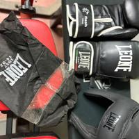 Caschetto e guantoni da boxe
