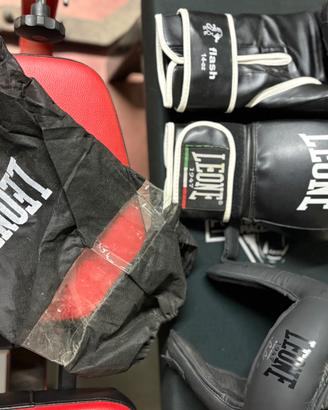Caschetto e guantoni da boxe