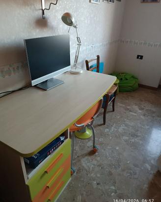Scrivania bambino completa di due scaffali ed una