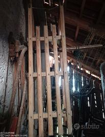Slitta da arredamento in legno datata.