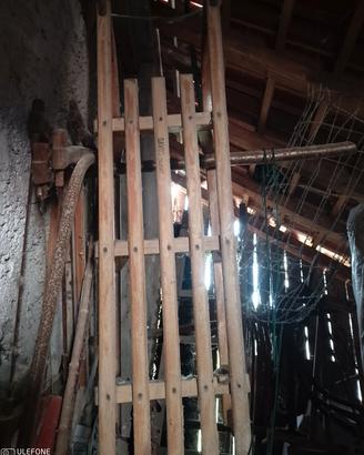 Slitta da arredamento in legno datata.