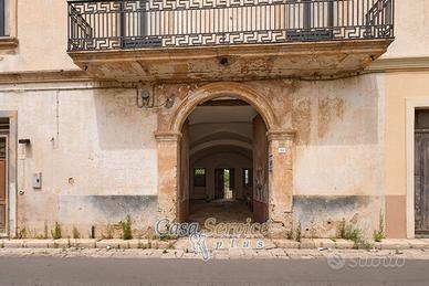 Edificio con giardino ad Alezio - Via Roma