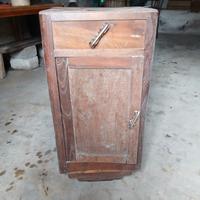 comodino antico di inizio 90p