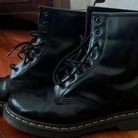 Dr. Martens usate, colore nero lucido