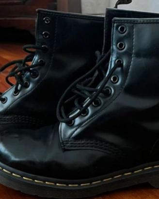 Dr. Martens usate, colore nero lucido