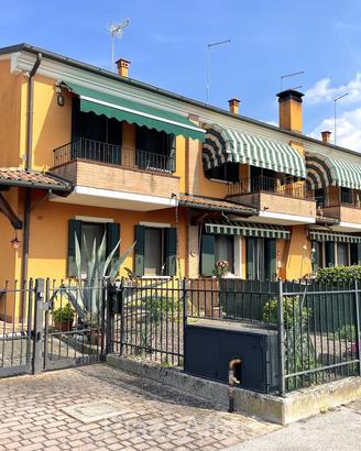 Porzione centrale con scoperto esclusivo, garage e