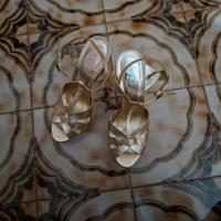 scarpe dorate con tacchi alte mai usate