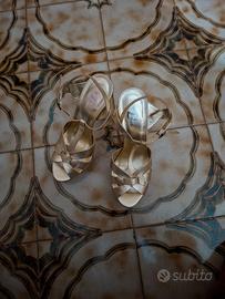 scarpe dorate con tacchi alte mai usate
