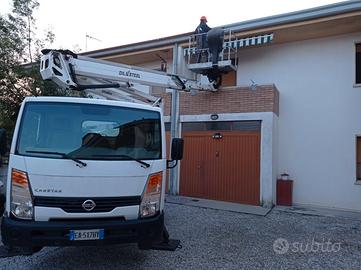 Pittore imbianchino con piattaforma aerea