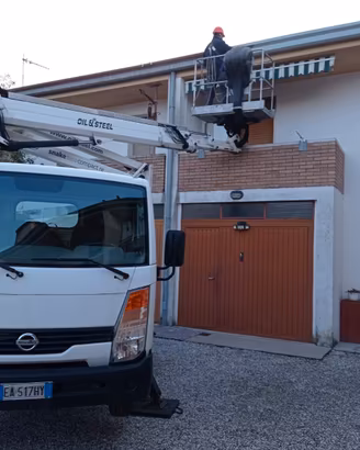 Pittore imbianchino con piattaforma aerea