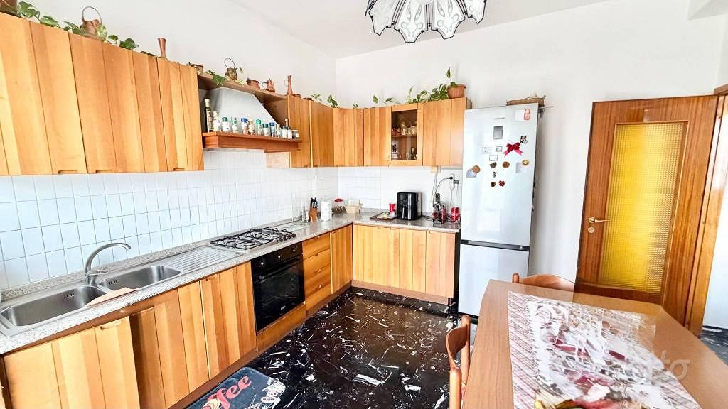 Appartamento di 100 m² con più di 5 locali e box a - Vista 5
