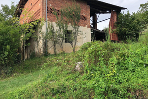 Rustico con terreno circostante