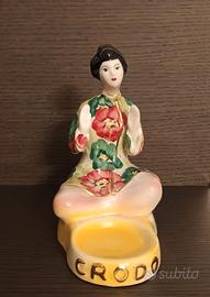 CRODO Geisha seduta - Espositore da Banco