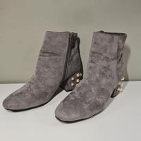 Stivaletti scamosciati grigi con perle sul tacco