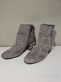 Stivaletti scamosciati grigi con perle sul tacco