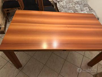 Tavolo in legno massiccio allungabile+6 sedie