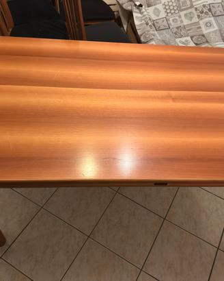 Tavolo in legno massiccio allungabile+6 sedie