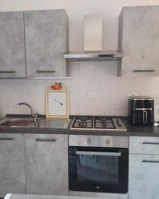 cucina L 195 H 210 + frigorifero