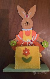 coniglio porta ovetti in legno e feltro