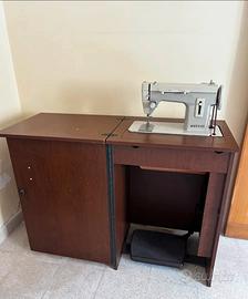 Macchina da cucire Merritt con mobile in legno