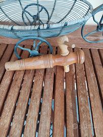 Vecchio rubinetto per botte