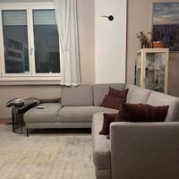 Divano angolare con chaise-longue grigio