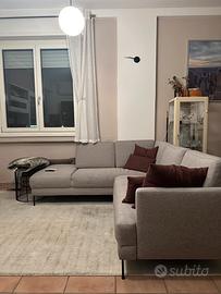 Divano angolare con chaise-longue grigio