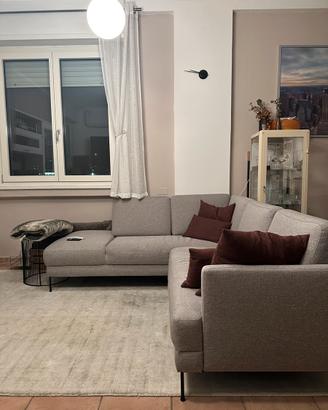 Divano angolare con chaise-longue grigio