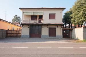 Casa indipendente di 243 m² con 5 locali e box aut
