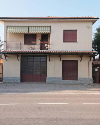 Casa indipendente di 243 m² con 5 locali e box aut