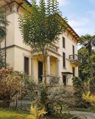 Villa di 450 m² con più di 5 locali a Lesa