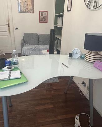 Scrivania in vetro e gambe acciaio