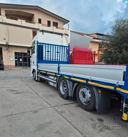 Man con cassone e rampe di carico