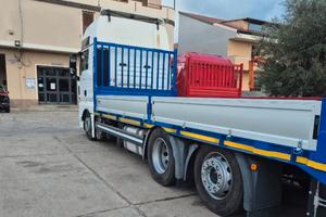 Man con cassone e rampe di carico