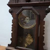 orologio a pendolo antico in legno