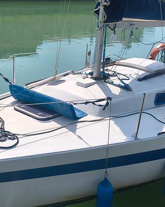 barca a vela cabinato 6 metri pronta all’uso