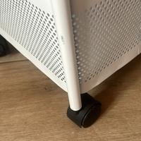 Carrelli bianchi con 5 cassetti girevoli