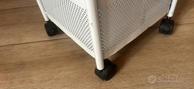 Carrelli bianchi con 5 cassetti girevoli