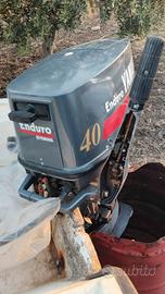 Motore Yamaha 40 con due barche ed un carrello