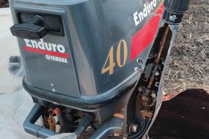 Motore Yamaha 40 con due barche ed un carrello